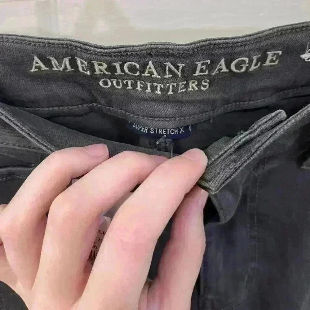 NWT American Eagle dark grey ripped tomgirl stretchy jeans size 2 short - Picture 6 of 10